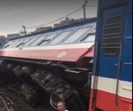 Trong 2 ngày (6 và 7/8) liên tiếp tàu hỏa bị trật bánh tại ga Yên Viên. (Ảnh: Sỹ Lực/Tiền Phong)