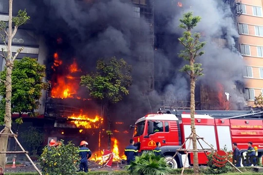 Cháy quán karaoke trên đường Trần Thái Tông, quận Cầu Giấy.