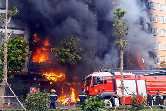 Cháy quán karaoke trên đường Trần Thái Tông, quận Cầu Giấy.