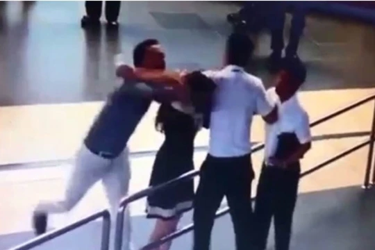 Ông Đào Vịnh Thuấn, cán bộ Thanh tra giao thông Hà Nội bị đình chỉ công tác để xác minh vụ việc.