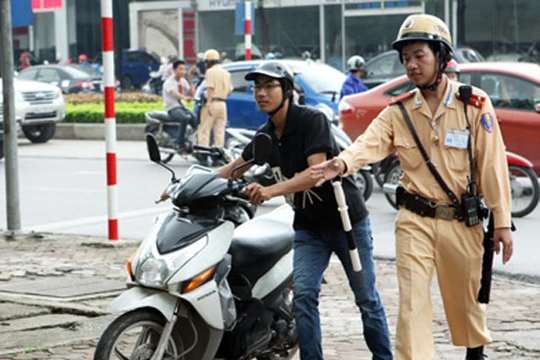 Cảnh sát giao thông Hà Nội sẽ được trang bị điện thoại thông minh để thực hiện công tác quản lý.