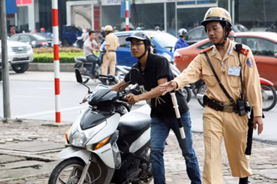 Cảnh sát giao thông Hà Nội sẽ được trang bị điện thoại thông minh để thực hiện công tác quản lý.