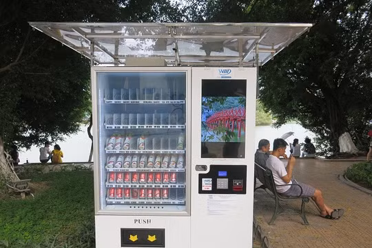 Máy bán hàng tự động tại khu vực Hồ Gươm