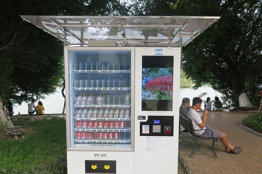 Máy bán hàng tự động tại khu vực Hồ Gươm