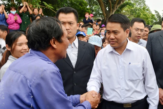 Chủ tịch UBND TP Hà Nội Nguyễn Đức Chung về thôn Hoành và có cuộc đối thoại trực tiếp dài 2 giờ với người dân Đồng Tâm. Ảnh Tiến Tuấn/ zing.vn