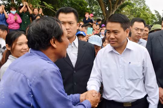 Chủ tịch UBND TP Hà Nội Nguyễn Đức Chung về thôn Hoành và có cuộc đối thoại trực tiếp dài 2 giờ với người dân Đồng Tâm. Ảnh Tiến Tuấn/ zing.vn