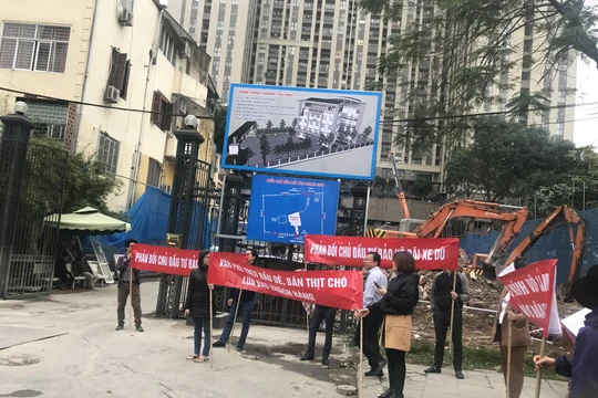 Cư dân Home city xuống đường đòi lối đi chung.