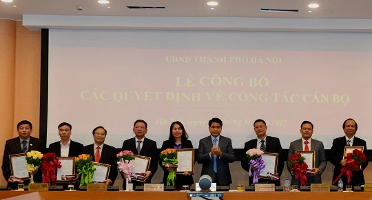 Chủ tịch UBND TP Hà Nội trao Quyết định và chúc mừng các đồng chí được bổ nhiệm, bổ nhiệm lại các sở, ban, ngành TP - Ảnh: Kinh tế đô thị