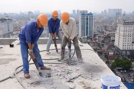 Việc phá dỡ sai phạm tòa nhà 8B Lê Trực tiếp tục cần ý kiến của tư vấn thiết kế.