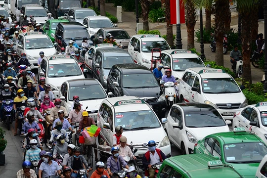 Từ tháng 1/2017 thực hiện quy định thu lệ phí trước bạ 10% đối với ô tô chở người từ 9 chỗ trở xuống.