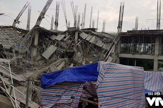 Hiện trường vụ đổ sập công trình trường mầm non Vườn Xanh tại Nam Từ Liêm - Ảnh: Báo điện tử VTV.