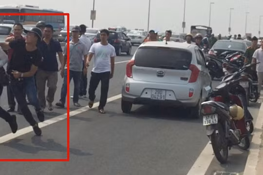 Phóng viên báo Tuổi trẻ (áo trắng) bị hành hung.