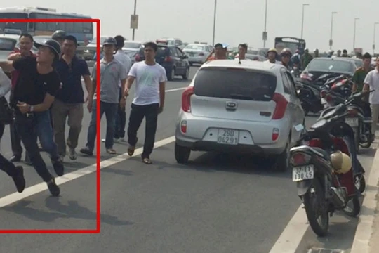 Phóng viên báo Tuổi trẻ (áo trắng) bị hành hung.