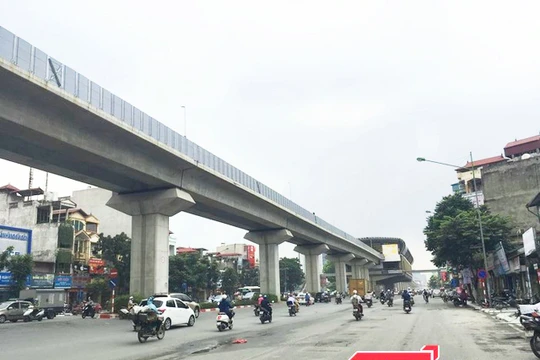 Lo ngại thép ĐSĐT bị rỉ sét - Ảnh: Q.V