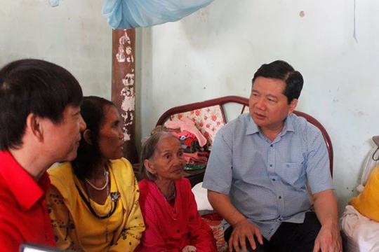 Bí thư Đinh La Thăng thăm và tặng quà cho gia đình bà Cà Mau Thị Hang. Ảnh Soha.vn