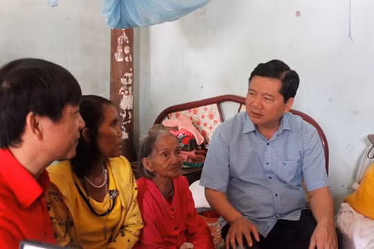 Bí thư Đinh La Thăng thăm và tặng quà cho gia đình bà Cà Mau Thị Hang. Ảnh Soha.vn