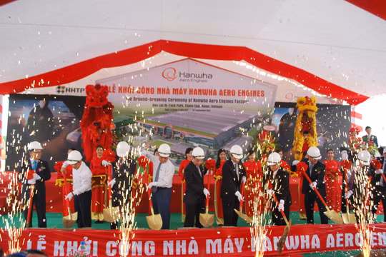 Các đại biểu thực hiện nghi lễ động thổ nhà máy Hanwha Aero Engines - Ảnh: BQL Khu Công nghệ cao Hòa Lạc.