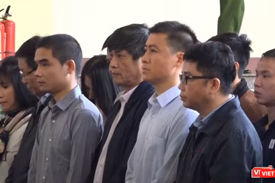 Bị cáo Phan Sào Nam (áo sơ-mi trắng) tại phiên tòa xét xử sơ thẩm.