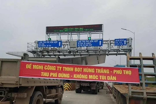 Các chủ xe phản đối mức thu phí tại Trạm BOT Tam Nông (Phú Thọ).