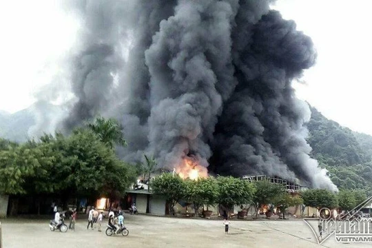 Cháy dữ dội chợ cửa khẩu Tân Thanh. Ảnh: Quỳnh Hương.