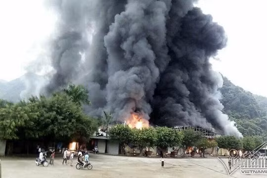 Cháy dữ dội chợ cửa khẩu Tân Thanh. Ảnh: Quỳnh Hương.