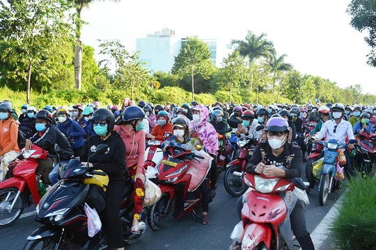 Người dân trên đường chạy dịch về quê. Ảnh: Vietnamnet
