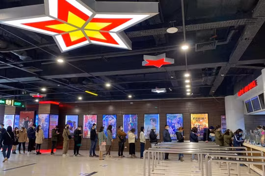 Khán giả xếp hàng dài mua vé xem phim tại TTCPQG sáng 10.2