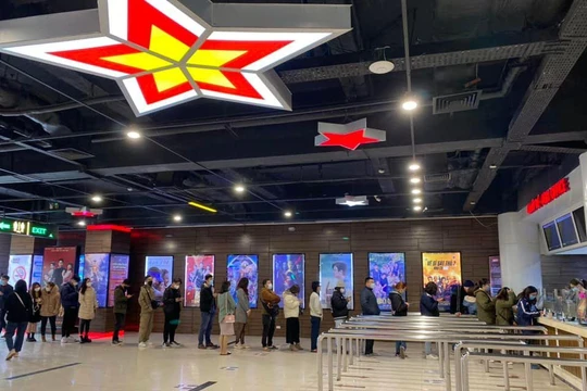 Khán giả xếp hàng dài mua vé xem phim tại TTCPQG sáng 10.2