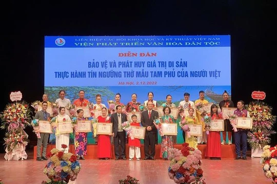 TS, Lê Doãn Hợp trao giấy khen của Viện Phát triển VHDT cho các nghệ nhân, thanh đồng. 