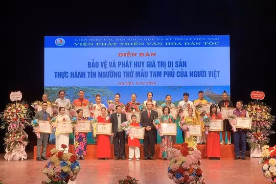 TS, Lê Doãn Hợp trao giấy khen của Viện Phát triển VHDT cho các nghệ nhân, thanh đồng. 