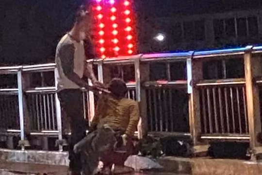 Người đàn ông dùng súng uy hiếp người phụ nữ