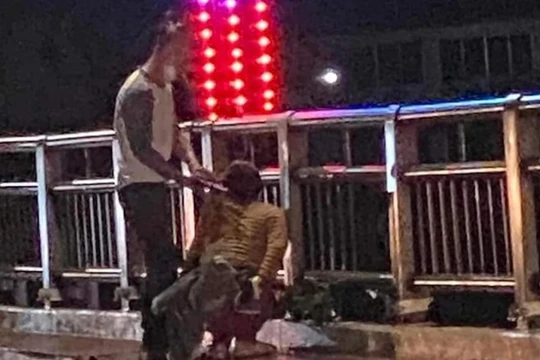 Người đàn ông dùng súng uy hiếp người phụ nữ