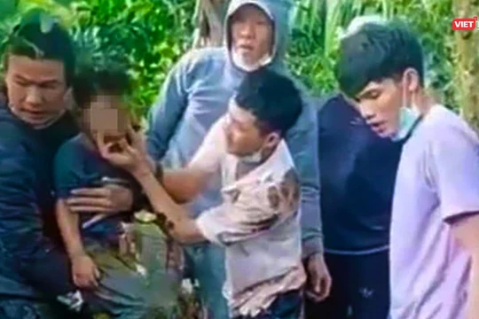 Giải cứu bé trai bị rơi xuống giếng sâu 20m