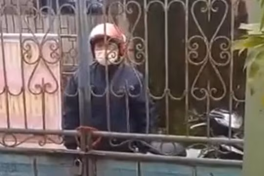 Trưởng thôn đến khóa trái cửa nhà dân