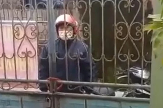 Trưởng thôn đến khóa trái cửa nhà dân