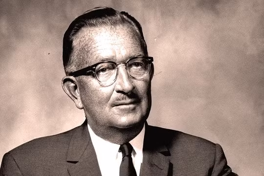 Thomas Rowe Price Jr. (1898-1983) được coi là cha đẻ của trường phái đầu tư tăng trưởng (growth investing).