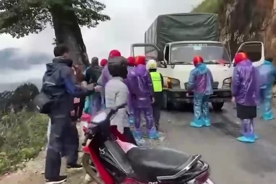 Bị nhóm “phượt thủ” hành hung trong cabin, tài xế xe tải đạp ga lao thẳng vào đám đông.