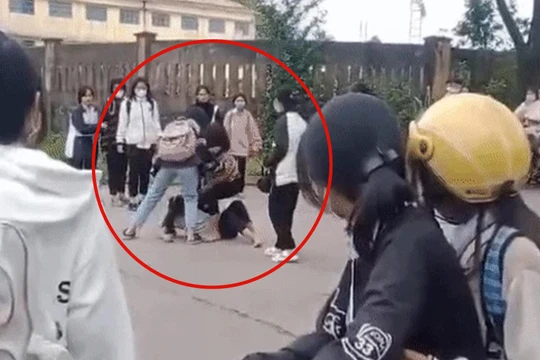 Thách thức trên mạng xã hội, nữ sinh bị đánh hội đồng