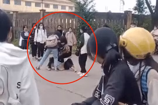 Thách thức trên mạng xã hội, nữ sinh bị đánh hội đồng