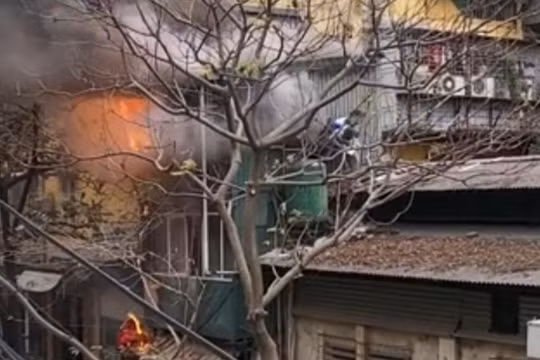 Khoảnh khắc người đàn ông "tay không" giải cứu bé gái mắc kẹt trong ngôi nhà bị cháy