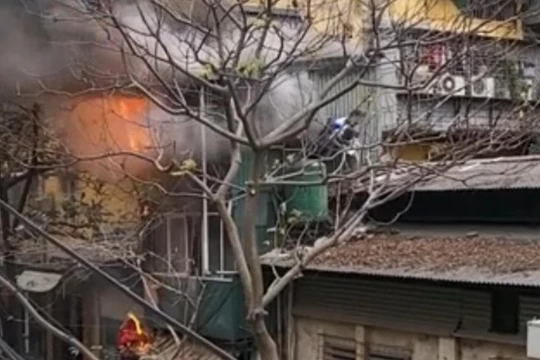 Khoảnh khắc người đàn ông "tay không" giải cứu bé gái mắc kẹt trong ngôi nhà bị cháy