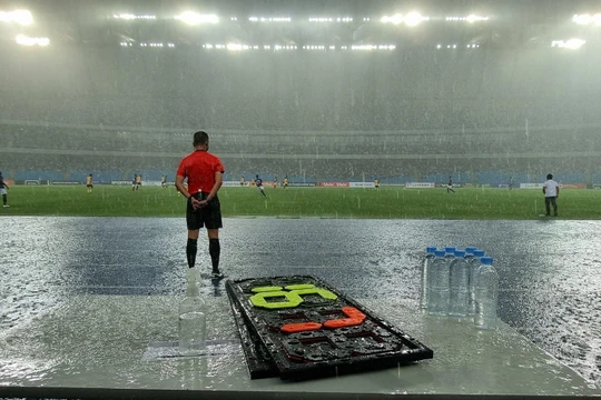 Sân Morodok Techo như hồ bơi