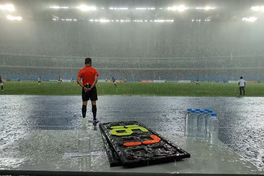 Sân Morodok Techo như hồ bơi