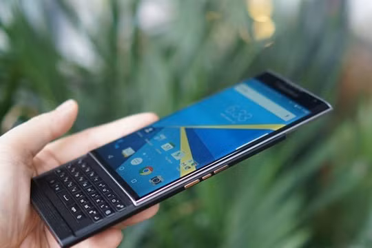 Mảng di động của BlackBerry đứng trước tương lai bấp bênh. Ảnh: Thành Duy.