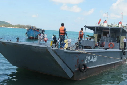 Tàu HQ 466 (Vùng 5 Hải Quân) lai dắt một tàu đánh cá của ngư dân cập bến an toàn (Ảnh do Vùng 5 Hải Quân cung cấp)