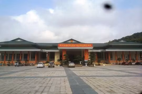 Trung tâm hội nghị Hàm Rồng mới đưa vào sử dụng tháng 11 năm 2014, nhưng đến nay đã xuất hiện vết rạn nứt hàng loạt cột chống đỡ