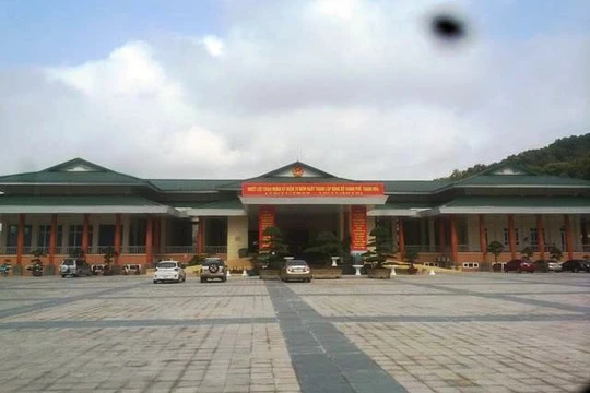 Trung tâm hội nghị Hàm Rồng mới đưa vào sử dụng tháng 11 năm 2014, nhưng đến nay đã xuất hiện vết rạn nứt hàng loạt cột chống đỡ