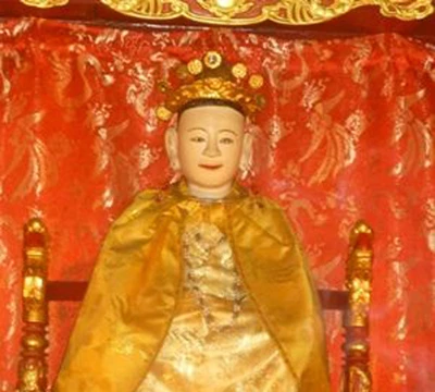 Tượng thờ vua bà Lý Chiêu Hoàng đầu đội miện Kim Khôi, mình khoác áo long bào ở đền Rồng. Ảnh tư liệu