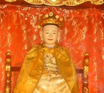 Tượng thờ vua bà Lý Chiêu Hoàng đầu đội miện Kim Khôi, mình khoác áo long bào ở đền Rồng. Ảnh tư liệu