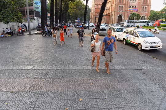 Vỉa hè đường Công Xã Paris, P.Bến Nghé, Q.1, TP.HCM có chiều rộng khoảng 15m. Bề mặt vỉa hè còn rất đẹp và bằng phẳng nhưng đây sẽ là một trong năm tuyến đường được UBND Q.1 cải tạo, lót đá granit trên vỉa hè trong năm 2016 - Ảnh: Hữu Khoa